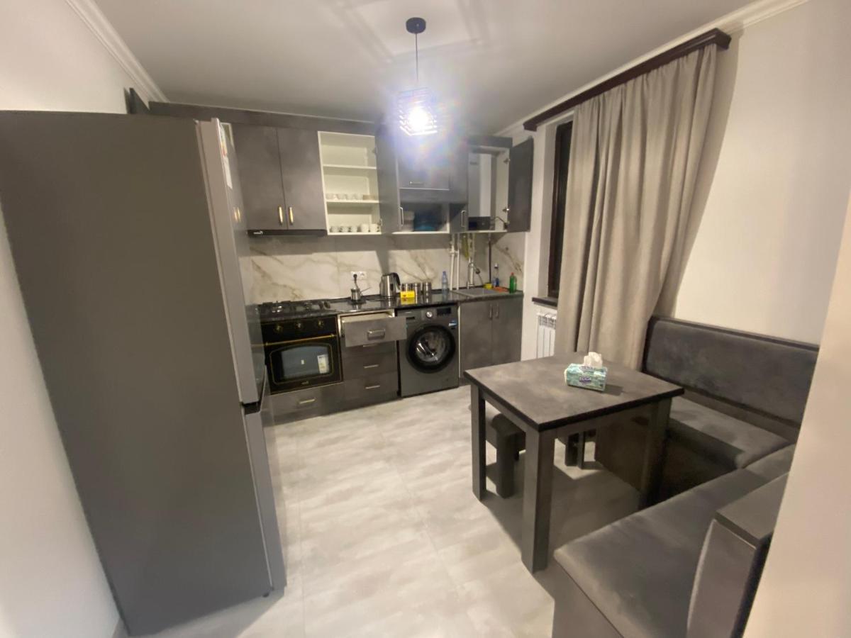2 Cosy Apartment In Townhouse Near Airport Evn Geghanist  エクステリア 写真